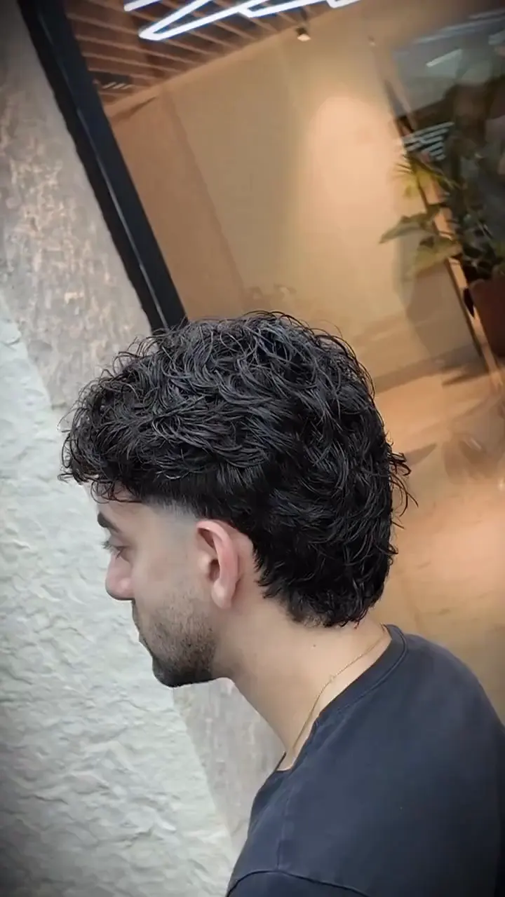 Modern mullet with taper, Neon Mall